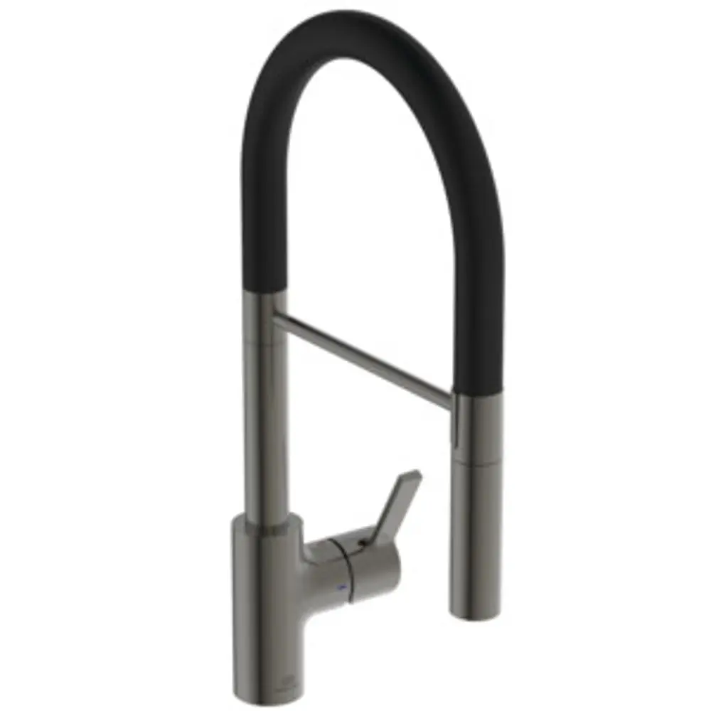 Küchenarmatur von Ideal Standard mit einem gebogenen, schwarzen Auslauf und einem seitlichen Hebel zum Regulieren des Wasserflusses.